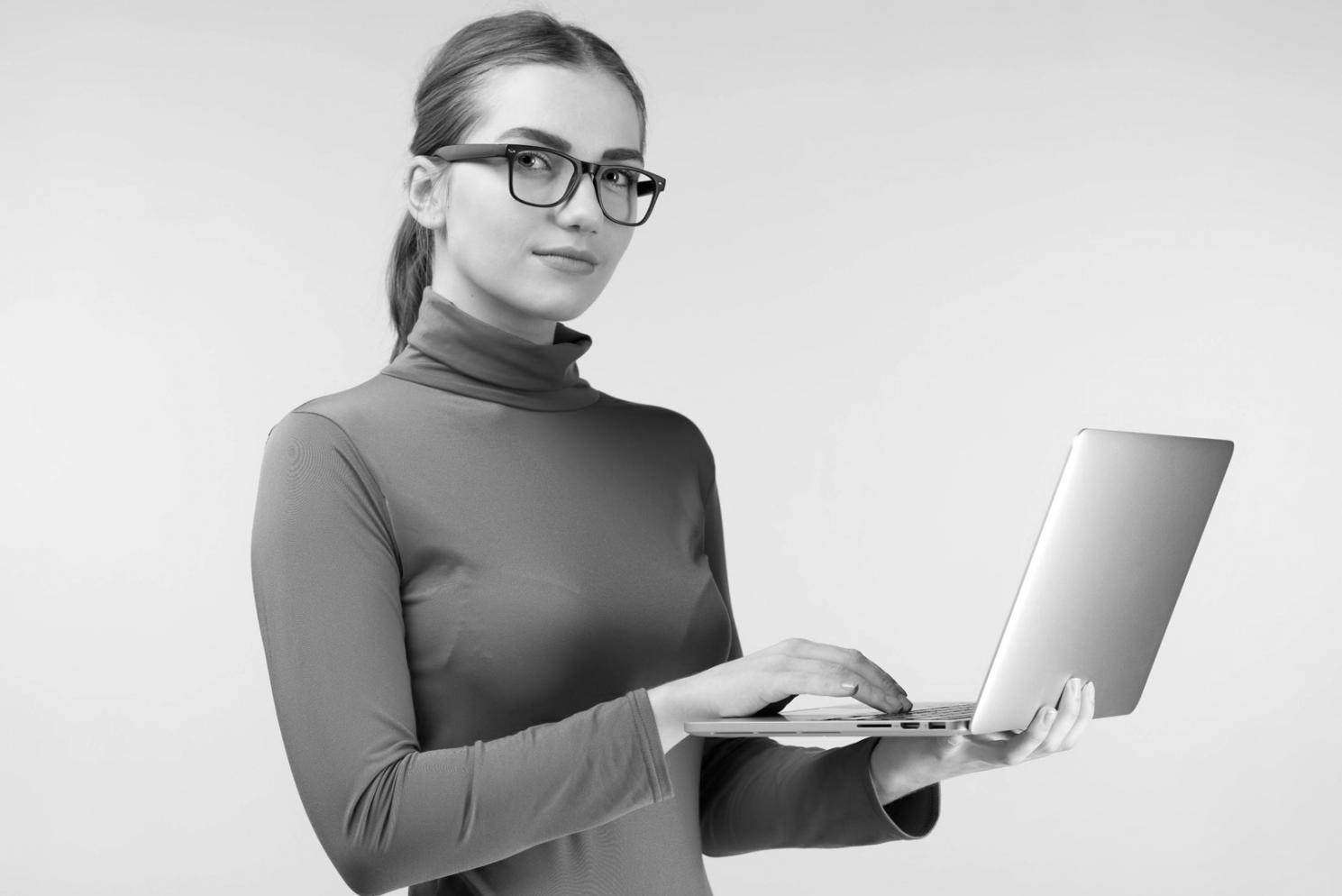 Analyse de données financières sur écran avec graphiques et modèles prédictifs